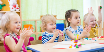 Kinder klatschen Foto